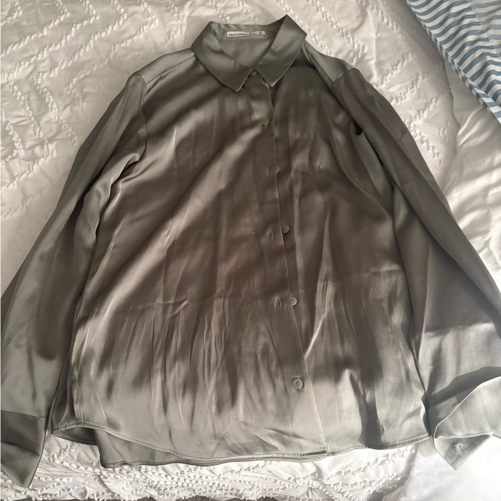 Like new Abercrombie and Fitch button down bronze colored size medium blouse